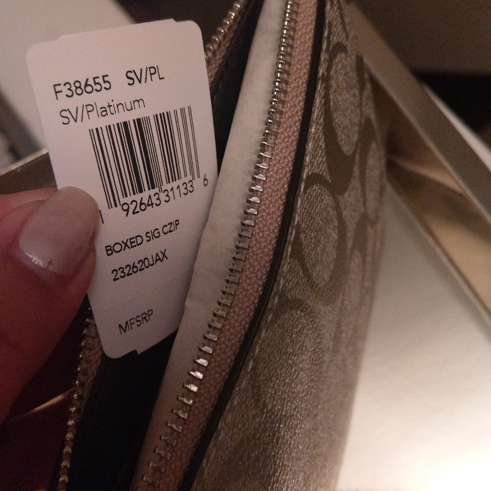 Limited Edition Coach Boxed Metallic Zip Wristlet - Picture 8 of 8